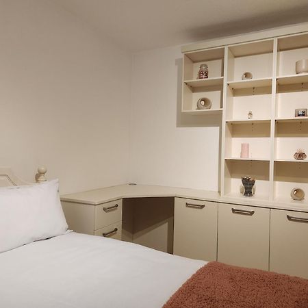 Elmdon House With 4 Spacious Bedrooms To Choose เบอร์มิงแฮม ภายนอก รูปภาพ