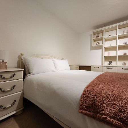 Elmdon House With 4 Spacious Bedrooms To Choose เบอร์มิงแฮม ภายนอก รูปภาพ