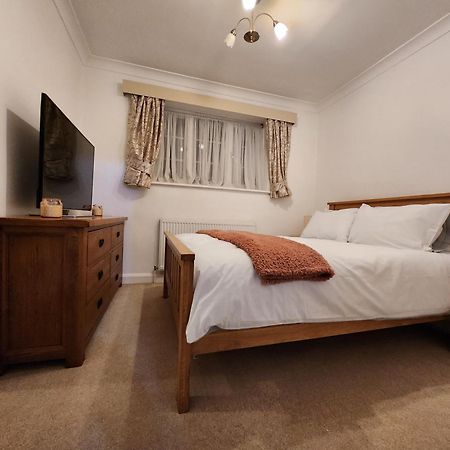 Elmdon House With 4 Spacious Bedrooms To Choose เบอร์มิงแฮม ภายนอก รูปภาพ