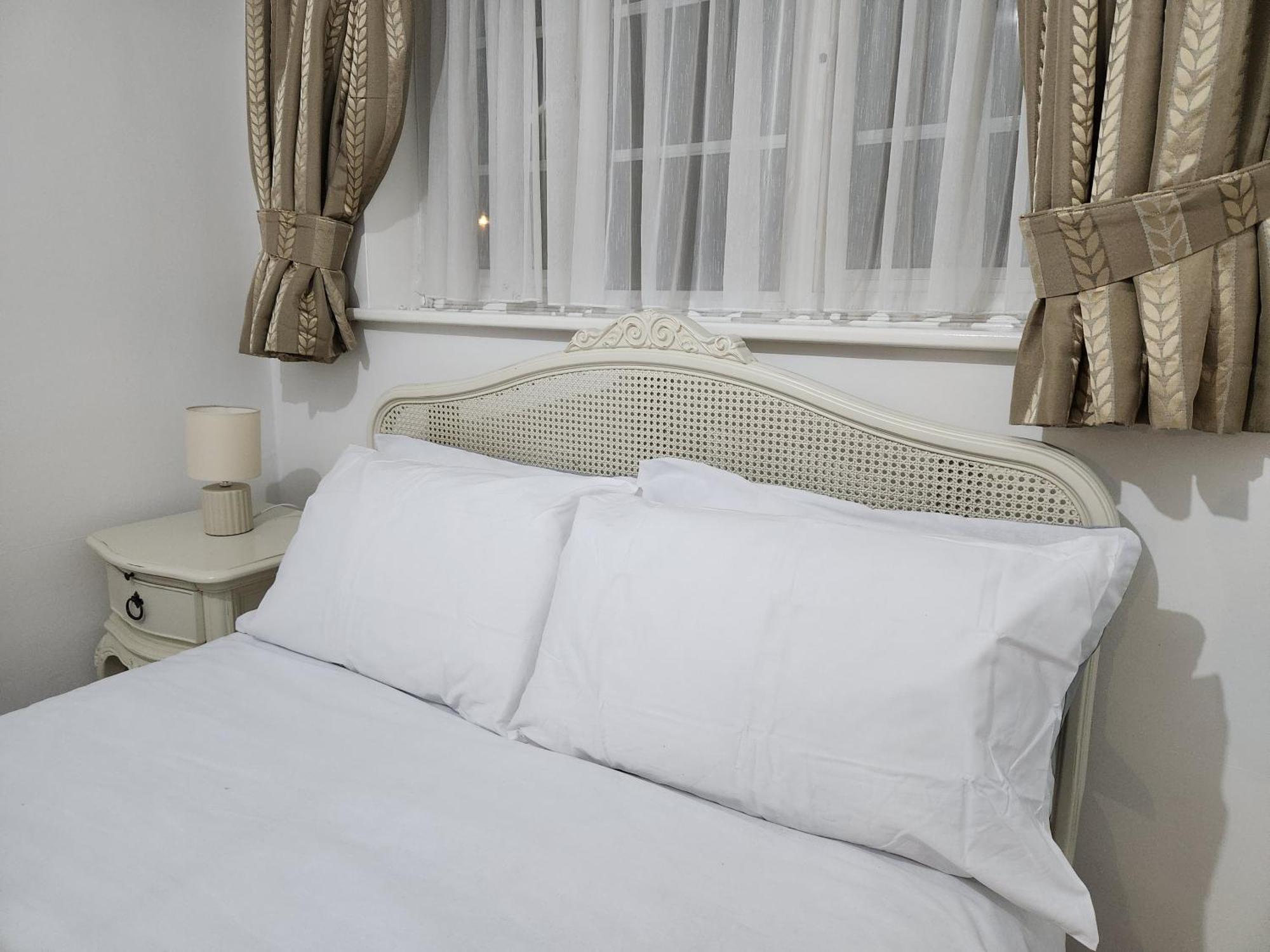Elmdon House With 4 Spacious Bedrooms To Choose เบอร์มิงแฮม ภายนอก รูปภาพ