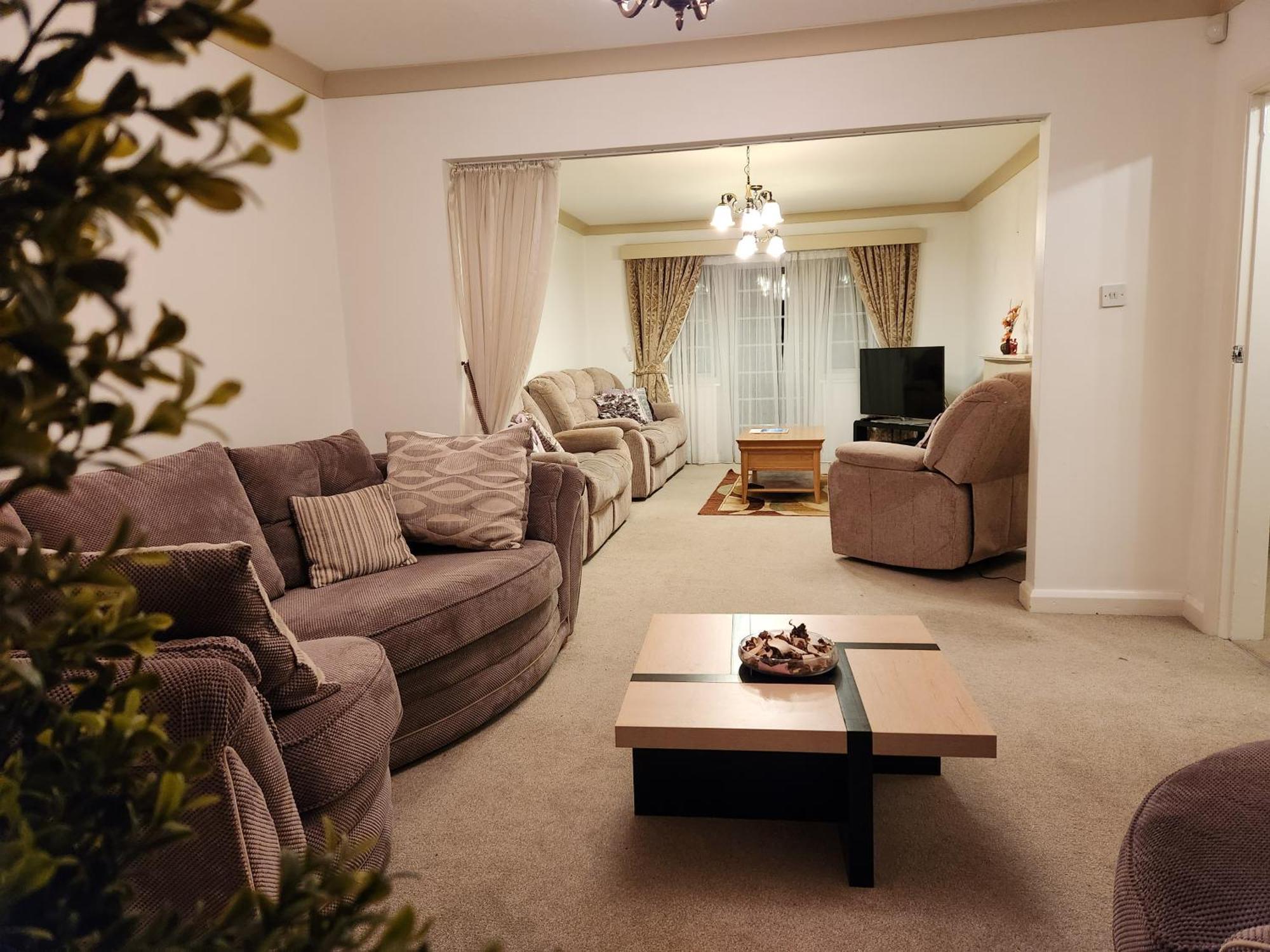 Elmdon House With 4 Spacious Bedrooms To Choose เบอร์มิงแฮม ภายนอก รูปภาพ