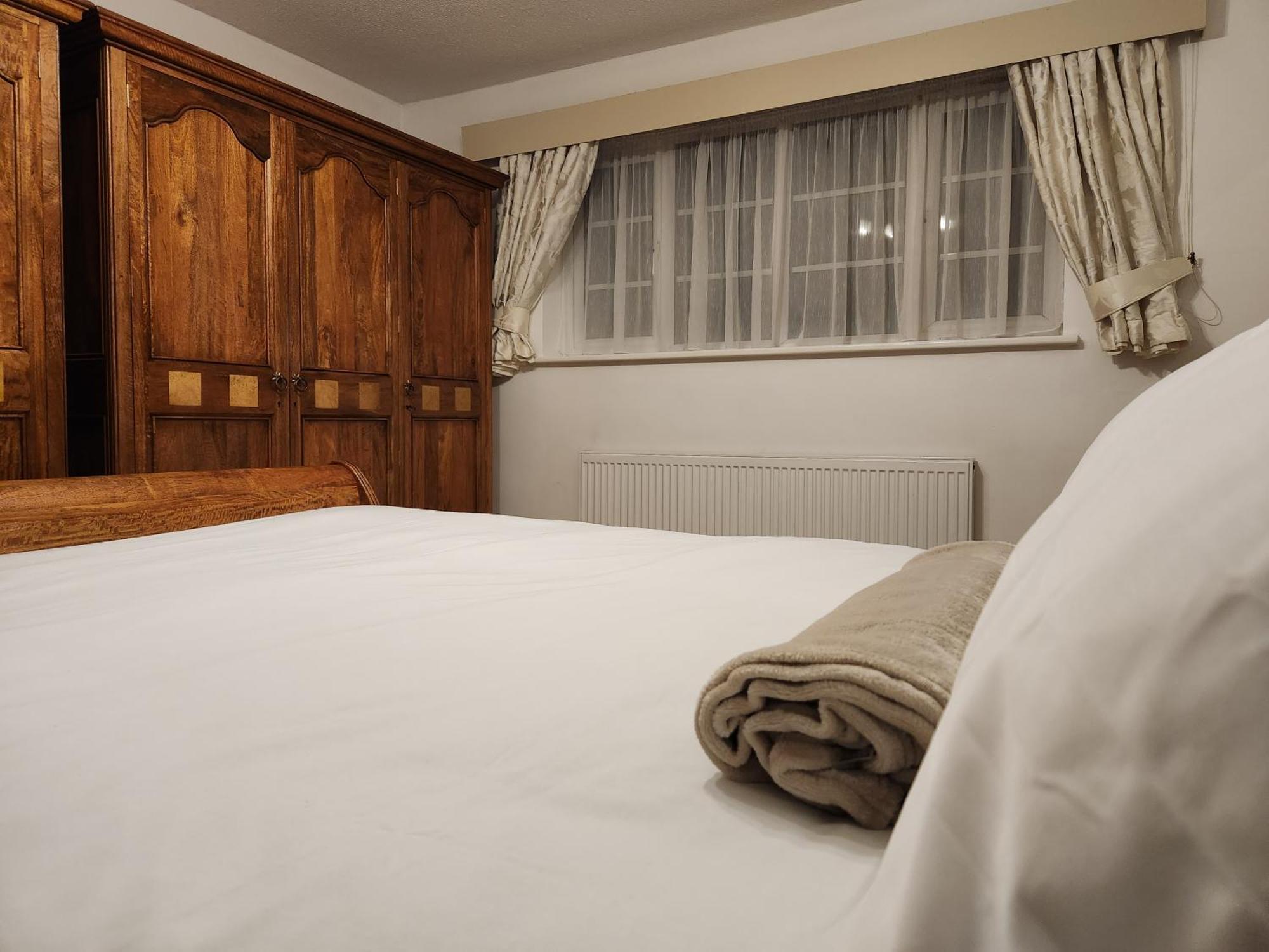 Elmdon House With 4 Spacious Bedrooms To Choose เบอร์มิงแฮม ภายนอก รูปภาพ