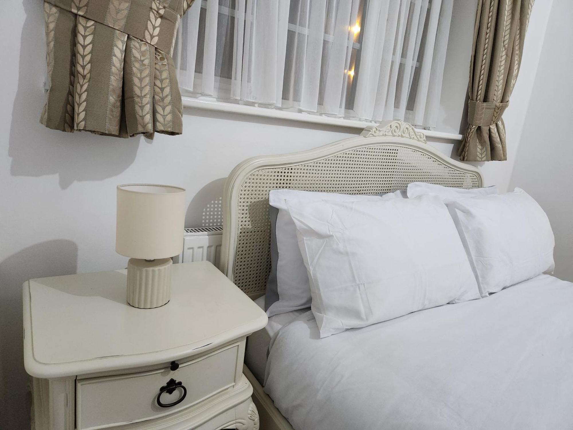 Elmdon House With 4 Spacious Bedrooms To Choose เบอร์มิงแฮม ภายนอก รูปภาพ